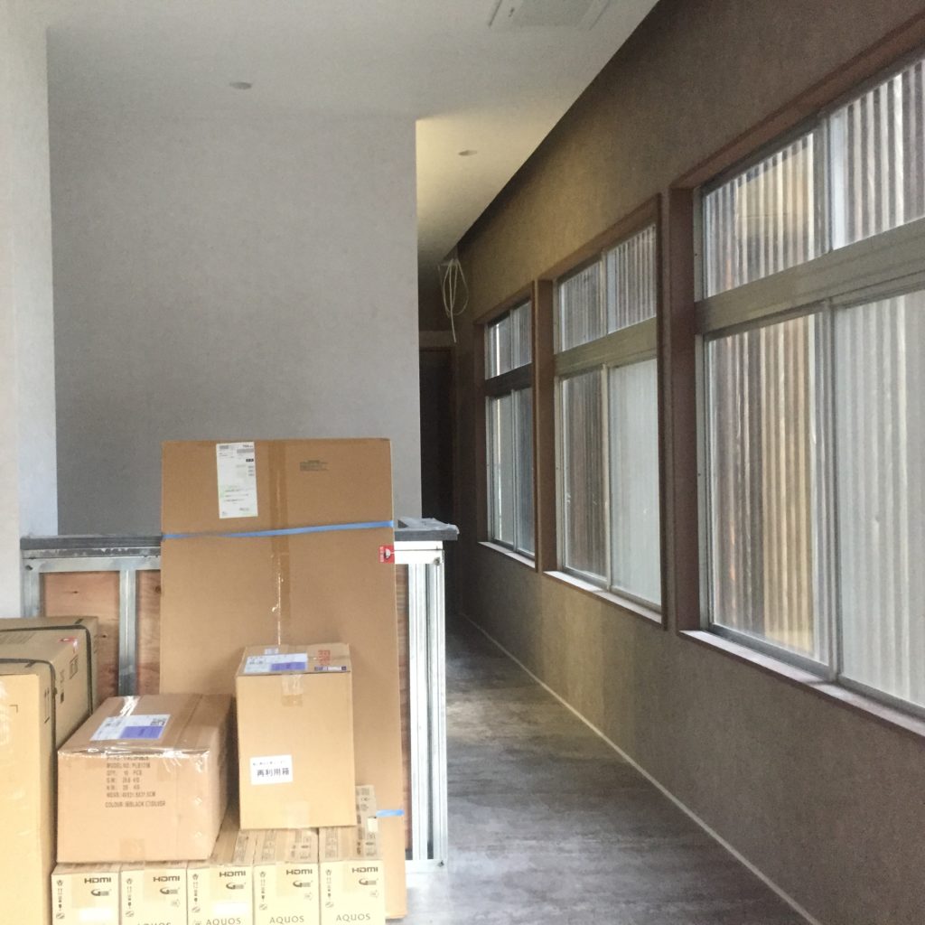 店舗内装_仕上げ工事の検査風景