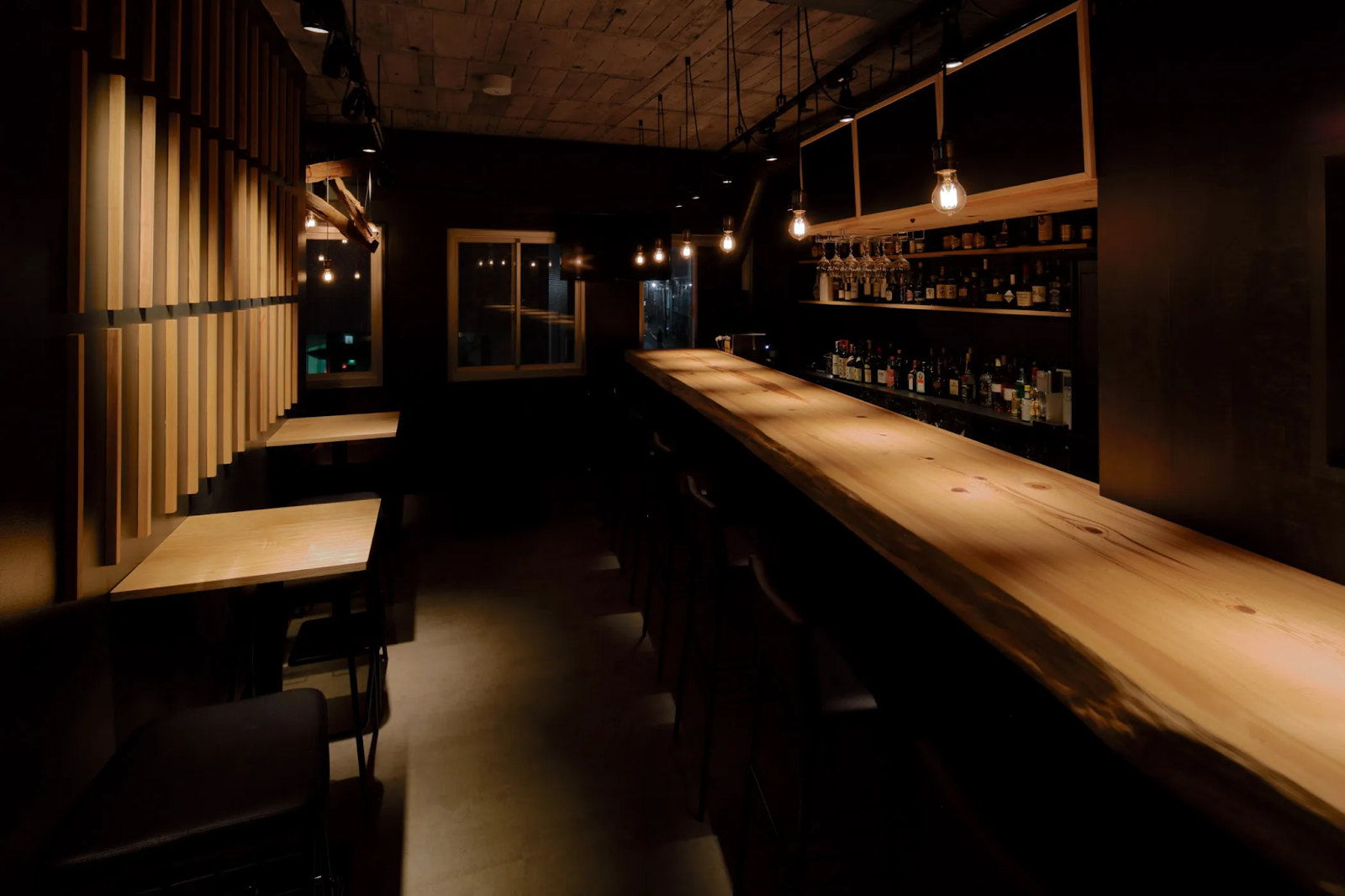 飲食店｜空中階にあるバーのカウンター