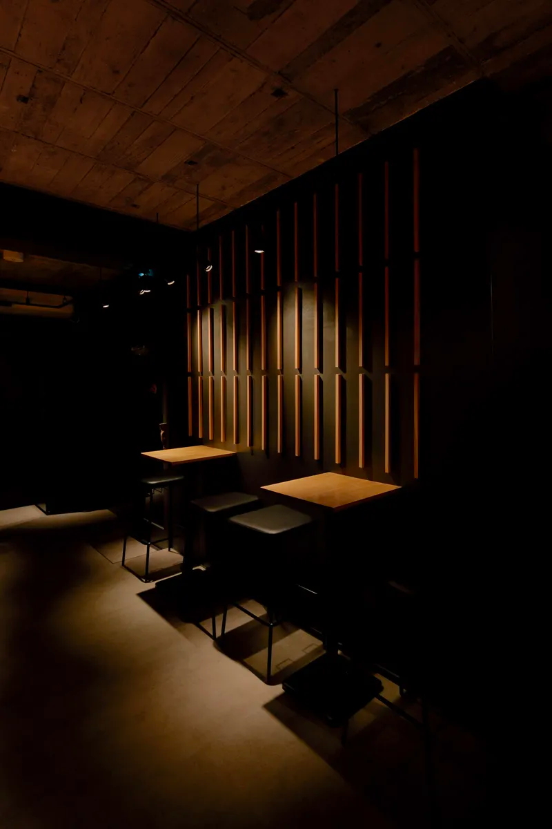 飲食店｜空中階にあるバーの壁の素材