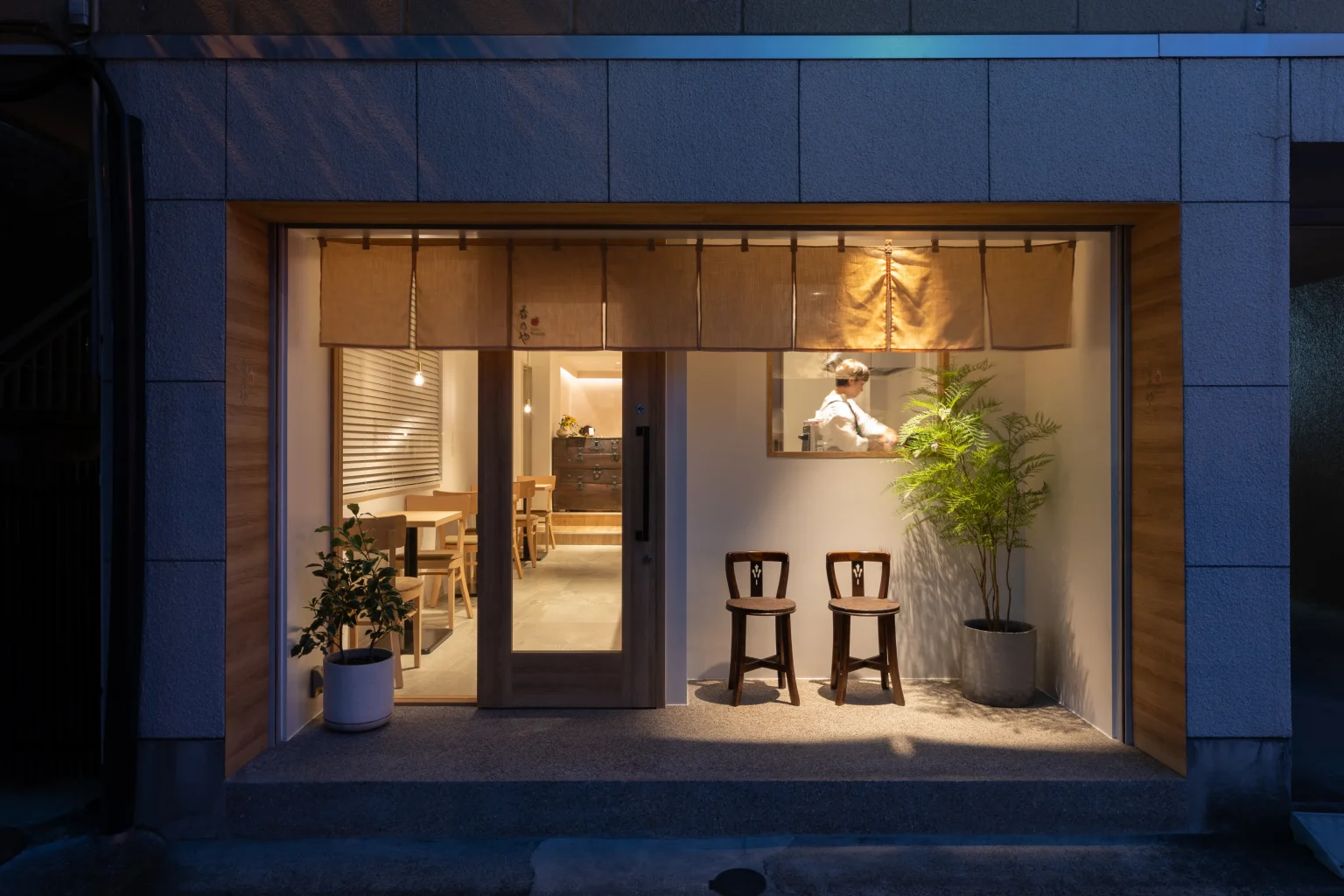 路面店舗のカフェ_設計デザイン事例｜通行量の多い通り沿いでも落ちいた空間づくり