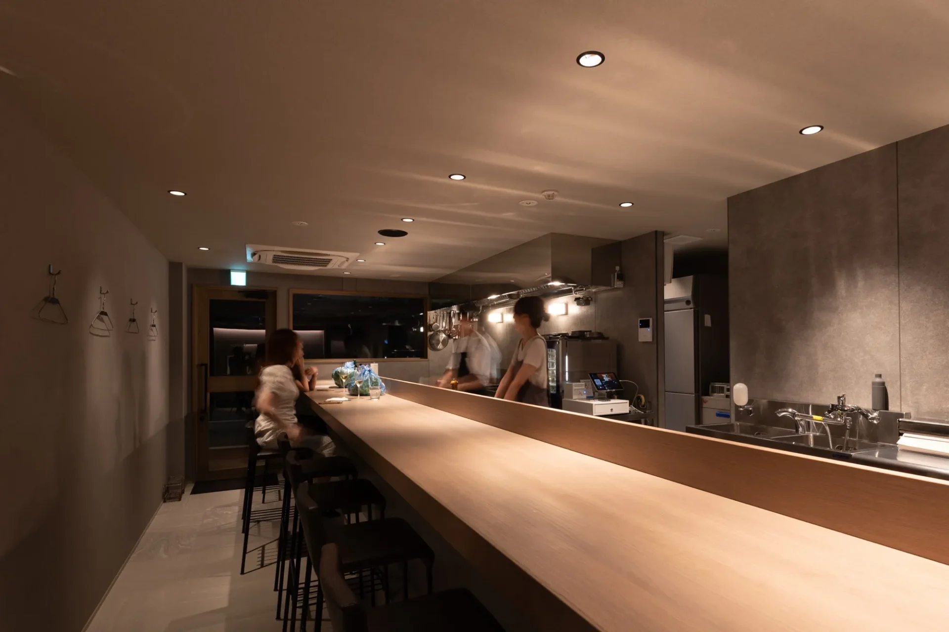 ワンオペで運営できるカウンター中心から広がる上質感を演出した飲食店の内装